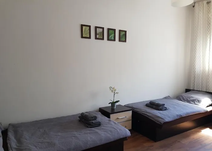 Apt With 6 Single Beds