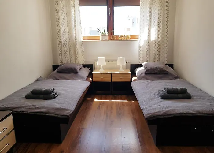 Apt With 6 Single Beds